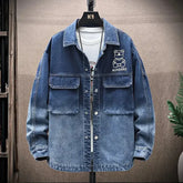 Jaqueta Jeans Masculina Romenzi Auxerre RZ248 com design jovem, materiais premium e estilo versátil. Conforto e sofisticação para qualquer ocasião.