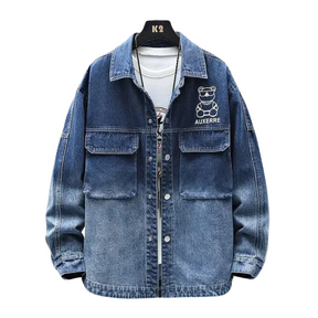 Jaqueta Jeans Masculina Romenzi Auxerre RZ248 com design jovem, materiais premium e estilo versátil. Conforto e sofisticação para qualquer ocasião.