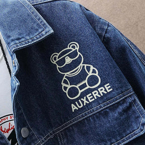 Jaqueta Jeans Masculina Romenzi Auxerre RZ248 com design jovem, materiais premium e estilo versátil. Conforto e sofisticação para qualquer ocasião.