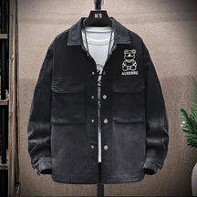 Jaqueta Jeans Masculina Romenzi Auxerre RZ248 com design jovem, materiais premium e estilo versátil. Conforto e sofisticação para qualquer ocasião.