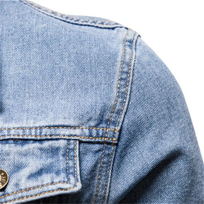 Jaqueta Jeans Masculina Romenzi Classic RZ230 com detalhes sofisticados, design atemporal e materiais de alta qualidade para versatilidade e elegância.