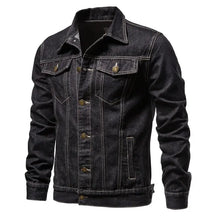 Jaqueta Jeans Masculina Romenzi Classic RZ230 com detalhes sofisticados, design atemporal e materiais de alta qualidade para versatilidade e elegância.
