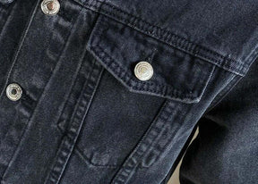 Jaqueta Jeans Masculina Romenzi Denim RZ244 com botões exclusivos e design único. Perfeita para estilo, conforto e versatilidade em diversas ocasiões.