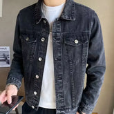 Jaqueta Jeans Masculina Romenzi Denim RZ244 com botões exclusivos e design único. Perfeita para estilo, conforto e versatilidade em diversas ocasiões.