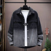 Jaqueta Jeans Masculina Romenzi Gradiente RZ251 com design moderno, efeito gradiente e materiais premium. Elegância e originalidade em qualquer ocasião.