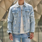 Jaqueta Jeans Masculina Romenzi Hyper RZ243 com design moderno, vibe jovem e acabamento sofisticado. Perfeita para destacar-se com estilo e conforto.