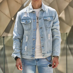Jaqueta Jeans Masculina Romenzi Hyper RZ243 com design moderno, vibe jovem e acabamento sofisticado. Perfeita para destacar-se com estilo e conforto.