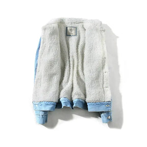Jaqueta Jeans Masculina Romenzi Modern RZ245 com design clássico e moderno, tecidos premium e estilo versátil. Conforto e elegância em qualquer ocasião.
