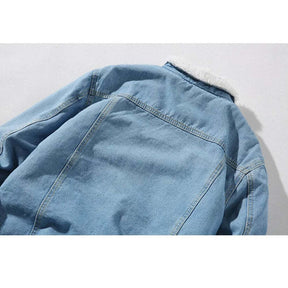 Jaqueta Jeans Masculina Romenzi Modern RZ245 com design clássico e moderno, tecidos premium e estilo versátil. Conforto e elegância em qualquer ocasião.