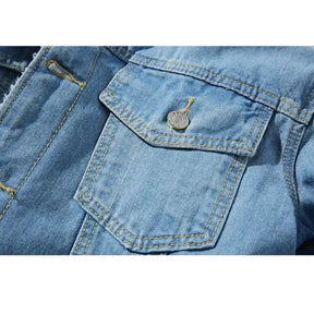 Jaqueta Jeans Masculina Romenzi Modern RZ245 com design clássico e moderno, tecidos premium e estilo versátil. Conforto e elegância em qualquer ocasião.