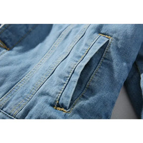 Jaqueta Jeans Masculina Romenzi Modern RZ245 com design clássico e moderno, tecidos premium e estilo versátil. Conforto e elegância em qualquer ocasião.