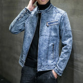 Jaqueta Jeans Masculina Romenzi Vintage RZ246 com design vintage, materiais premium e detalhes únicos. Ideal para conforto e elegância atemporal.