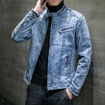Jaqueta Jeans Masculina Romenzi Vintage RZ246 com design vintage, materiais premium e detalhes únicos. Ideal para conforto e elegância atemporal.