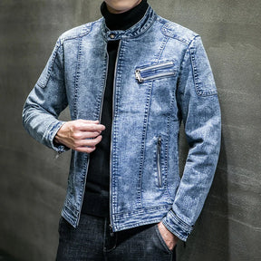Jaqueta Jeans Masculina Romenzi Vintage RZ246 com design vintage, materiais premium e detalhes únicos. Ideal para conforto e elegância atemporal.