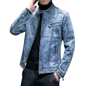 Jaqueta Jeans Masculina Romenzi Vintage RZ246 com design vintage, materiais premium e detalhes únicos. Ideal para conforto e elegância atemporal.