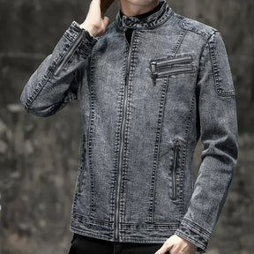 Jaqueta Jeans Masculina Romenzi Vintage RZ246 com design vintage, materiais premium e detalhes únicos. Ideal para conforto e elegância atemporal.
