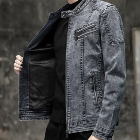 Jaqueta Jeans Masculina Romenzi Vintage RZ246 com design vintage, materiais premium e detalhes únicos. Ideal para conforto e elegância atemporal.