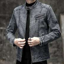 Jaqueta Jeans Masculina Romenzi Vintage RZ246 com design vintage, materiais premium e detalhes únicos. Ideal para conforto e elegância atemporal.