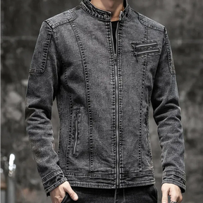 Jaqueta Jeans Masculina Romenzi Vintage RZ246 com design vintage, materiais premium e detalhes únicos. Ideal para conforto e elegância atemporal.