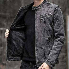 Jaqueta Jeans Masculina Romenzi Vintage RZ246 com design vintage, materiais premium e detalhes únicos. Ideal para conforto e elegância atemporal.