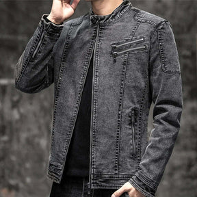 Jaqueta Jeans Masculina Romenzi Vintage RZ246 com design vintage, materiais premium e detalhes únicos. Ideal para conforto e elegância atemporal.
