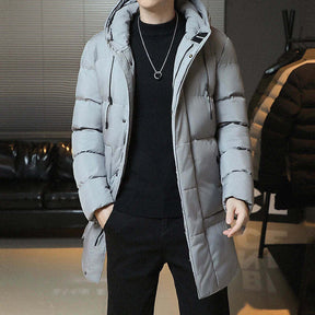 Jaqueta Longa Puffer Masculina Romenzi RZ145 com acolchoamento térmico, tecido impermeável e design refinado para proteção e estilo no inverno.