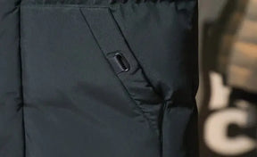Jaqueta Longa Puffer Masculina Romenzi RZ145 com acolchoamento térmico, tecido impermeável e design refinado para proteção e estilo no inverno.