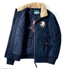 Jaqueta Masculina Acolchoada Adventure Romenzi RZ214 com forro acolchoado, confortável, resistente e ideal para dias frios e ocasiões elegantes.