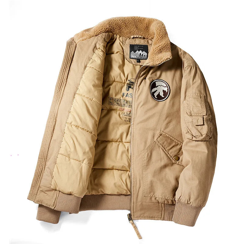 Jaqueta Masculina Acolchoada Adventure Romenzi RZ214 com forro acolchoado, confortável, resistente e ideal para dias frios e ocasiões elegantes.
