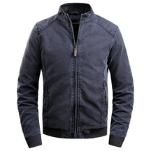 Jaqueta Masculina Acolchoada Romenzi RZ035 com tecido impermeável, modelagem estruturada e costuras reforçadas. Conforto e proteção em qualquer ocasião.