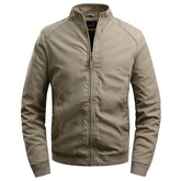 Jaqueta Masculina Acolchoada Romenzi RZ035 com tecido impermeável, modelagem estruturada e costuras reforçadas. Conforto e proteção em qualquer ocasião.