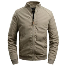 Jaqueta Masculina Acolchoada Romenzi RZ035 com tecido impermeável, modelagem estruturada e costuras reforçadas. Conforto e proteção em qualquer ocasião.