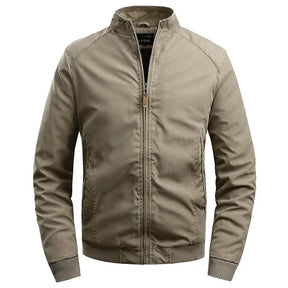 Jaqueta Masculina Acolchoada Romenzi RZ035 com tecido impermeável, modelagem estruturada e costuras reforçadas. Conforto e proteção em qualquer ocasião.
