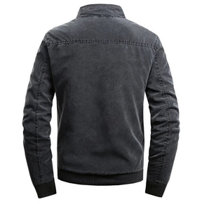 Jaqueta Masculina Acolchoada Romenzi RZ035 com tecido impermeável, modelagem estruturada e costuras reforçadas. Conforto e proteção em qualquer ocasião.