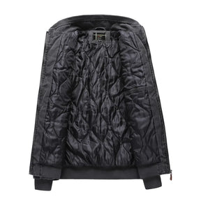 Jaqueta Masculina Acolchoada Romenzi RZ035 com tecido impermeável, modelagem estruturada e costuras reforçadas. Conforto e proteção em qualquer ocasião.