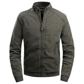 Jaqueta Masculina Acolchoada Romenzi RZ035 com tecido impermeável, modelagem estruturada e costuras reforçadas. Conforto e proteção em qualquer ocasião.