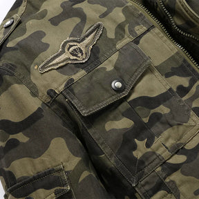 Jaqueta Masculina Camuflada Romenzi RZ185 com estampa resistente, conforto térmico e estilo sofisticado.
