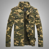 Jaqueta Masculina Camuflada Romenzi RZ185 com estampa resistente, conforto térmico e estilo sofisticado.