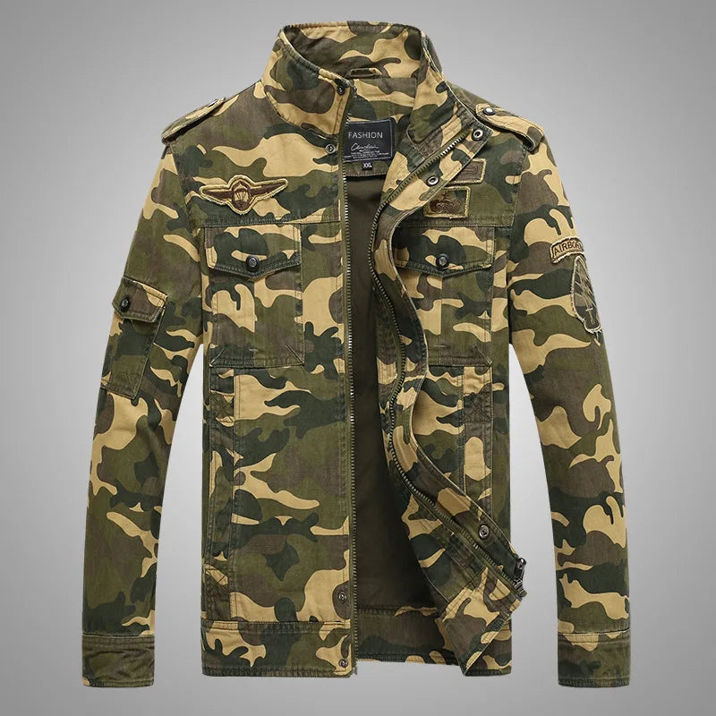 Jaqueta Masculina Camuflada Romenzi RZ185 com estampa resistente, conforto térmico e estilo sofisticado.