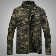 Jaqueta Masculina Camuflada Romenzi RZ185 com estampa resistente, conforto térmico e estilo sofisticado.