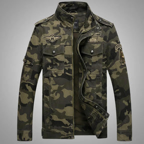 Jaqueta Masculina Camuflada Romenzi RZ185 com estampa resistente, conforto térmico e estilo sofisticado.