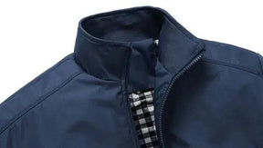 Jaqueta Masculina Casual Outwear Romenzi RZ184 em tecido resistente, com forro acolchoado e estilo sofisticado.