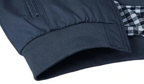 Jaqueta Masculina Casual Outwear Romenzi RZ184 em tecido resistente, com forro acolchoado e estilo sofisticado.