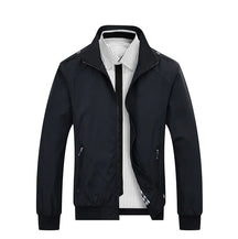 Jaqueta Masculina Casual Outwear Romenzi RZ184 em tecido resistente, com forro acolchoado e estilo sofisticado.