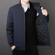 Jaqueta Masculina Cold Sweden Romenzi RZ169 com forro acolchoado, tecido macio e design resistente para proteção e estilo.