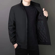 Jaqueta Masculina Cold Sweden Romenzi RZ169 com forro acolchoado, tecido macio e design resistente para proteção e estilo.