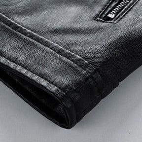 Jaqueta Masculina de Couro Original Romenzi RZ158 confeccionada em couro premium, com costuras reforçadas e design clássico e versátil.