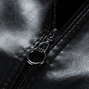 Jaqueta Masculina de Couro Original Romenzi RZ158 confeccionada em couro premium, com costuras reforçadas e design clássico e versátil.