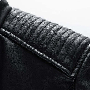 Jaqueta Masculina de Couro Romenzi RZ127 com couro premium, acabamento refinado e design versátil para ocasiões elegantes e casuais.