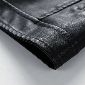 Jaqueta Masculina de Couro Romenzi RZ127 com couro premium, acabamento refinado e design versátil para ocasiões elegantes e casuais.